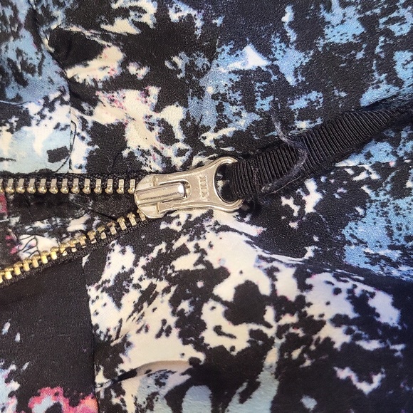 MOTHERHOOD Maternity Black Blue Foral Exposed Back Zip Top Blouse - Picture 5 of 9